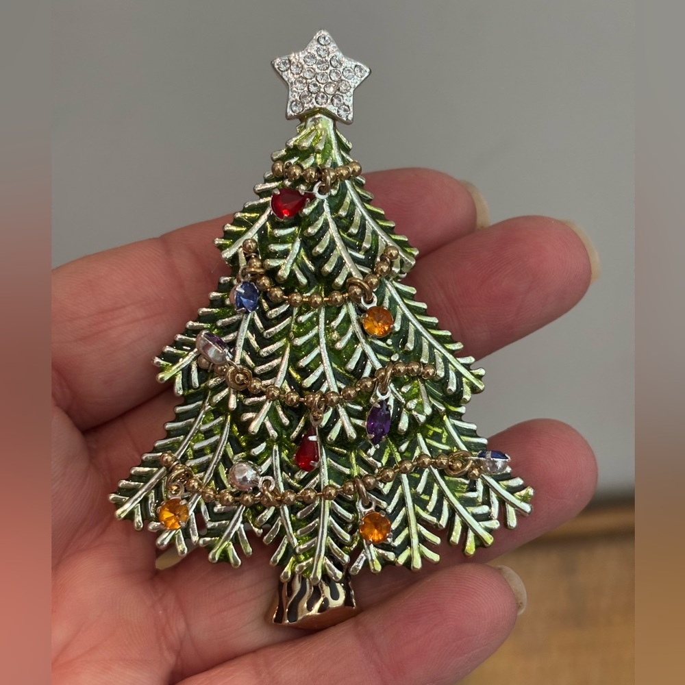 NEW in box AVON 2008 Collectible Christmas Tree Pin Brooch, great gift idea!!
